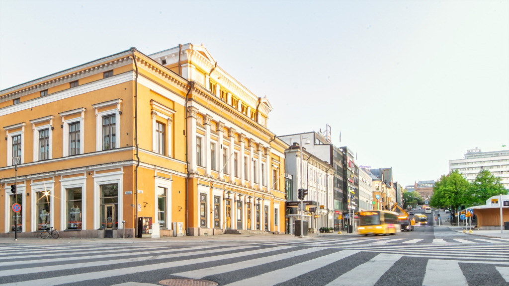 Teatern fasad fotad i dagsljus.