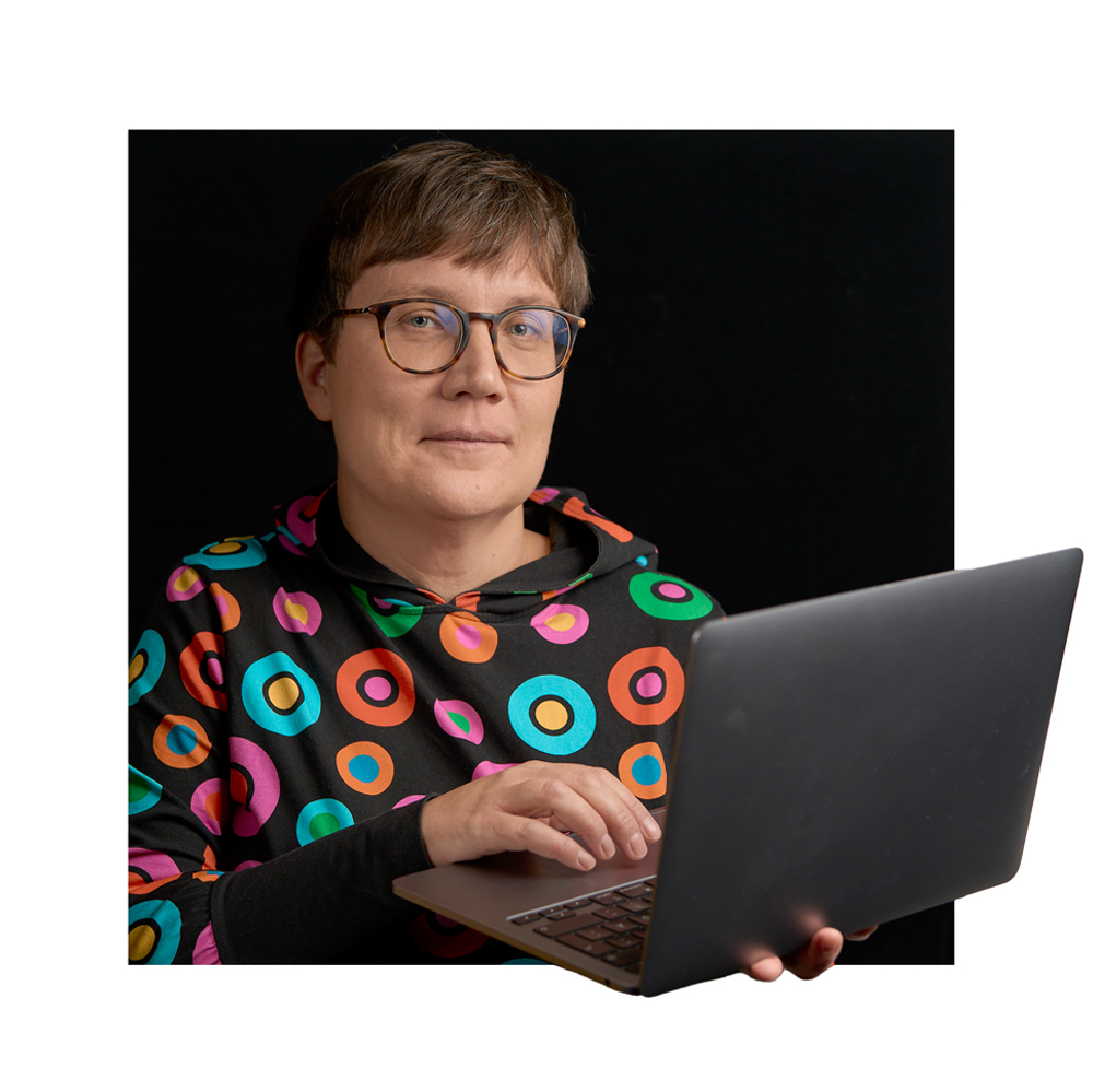Fotografi av Blanka Henriksson som skriver på en laptop.