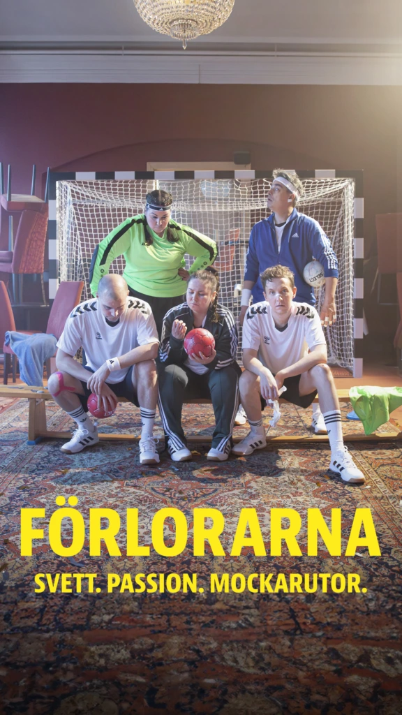 Affischbild för Förlorarna. Fem handbollsspelare är uppställda framför ett handbollsmål. Spelarna ser uppgiva och oengagerade ut.