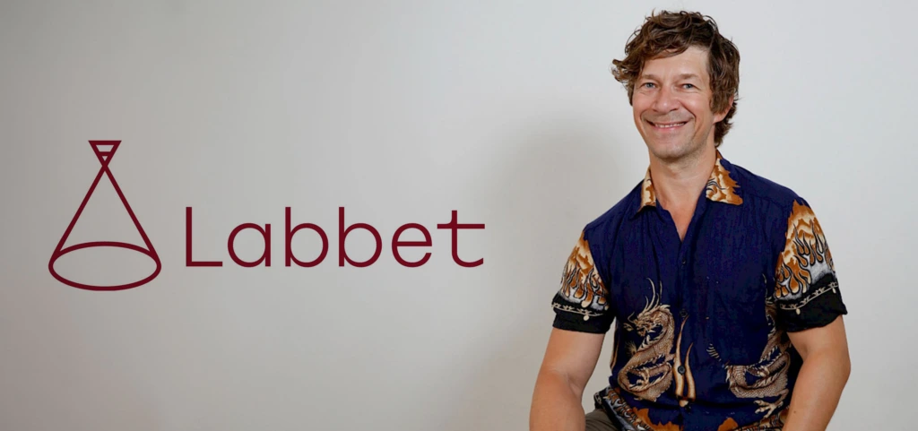 Foto av Fabian Silén bredvid Labbets logo.